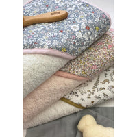 barnabe-aime-le-café-bath-towel-katie-2025-79x79cm-barn-cabain-katie2025