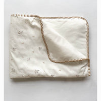 kadolis-quilted-baby-blanket-l-envol-e-amber-baby-nursery-kado-couv75100envamb-02