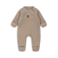 konges-sl-jd-safa-onesie-grs-oxford-tan-clothing-wear-fashion-kong-w24ks101294-ot-3m-01