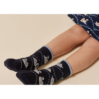 konges-sløjd-2-pack-jacquard-swan-socks-navy-off-white-kong-w23ks6305-now-17-18