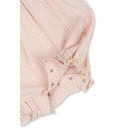 konges-sløjd-ellie-frill-romper-gots-peony-stripe-kong-s25ks103066-ps-3m