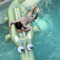 sunnylife-kids-lie-on-float-cookie-the-croc-khaki-sunl-s41mlocr