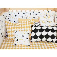 nobodinoz-cushion-athena-black-honey-sparks-03