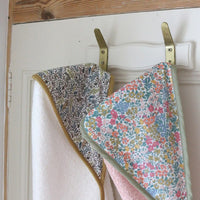 barnabe-aime-le-café-bath-towel-carlotta-barn-cabain-carlotta- (5)