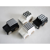kukkia-kuruma-classic-wooden-wind-up-car-stripes-black- (5)