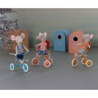 maileg-abri-a-tricycle-mouse-coral-mail-11310401