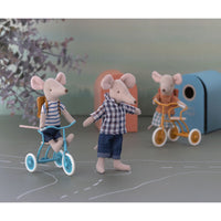 maileg-abri-a-tricycle-mouse-petrol-blue-mail-11310400