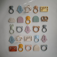 mushie-teether-rainbow-cambridge-blue-mush-2560268- (3)