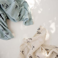 rose-in-april-swaddle-goose-bianca-print-blue-spray-ria-art000000748- (2)
