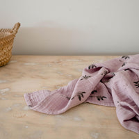 rose-in-april-swaddle-goose-bianca-print-lilac-ria-art000000746- (2)