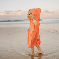 sunnylife-beach-hooded-towel-ocean-treasure-neon-rose-sunl-s3vbhtot- (3)