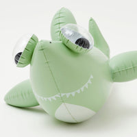 sunnylife-inflatable-sprinkler-shark-tribe-khaki-sunl-s3psprst- (12)