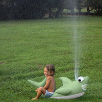 sunnylife-inflatable-sprinkler-shark-tribe-khaki-sunl-s3psprst- (9)