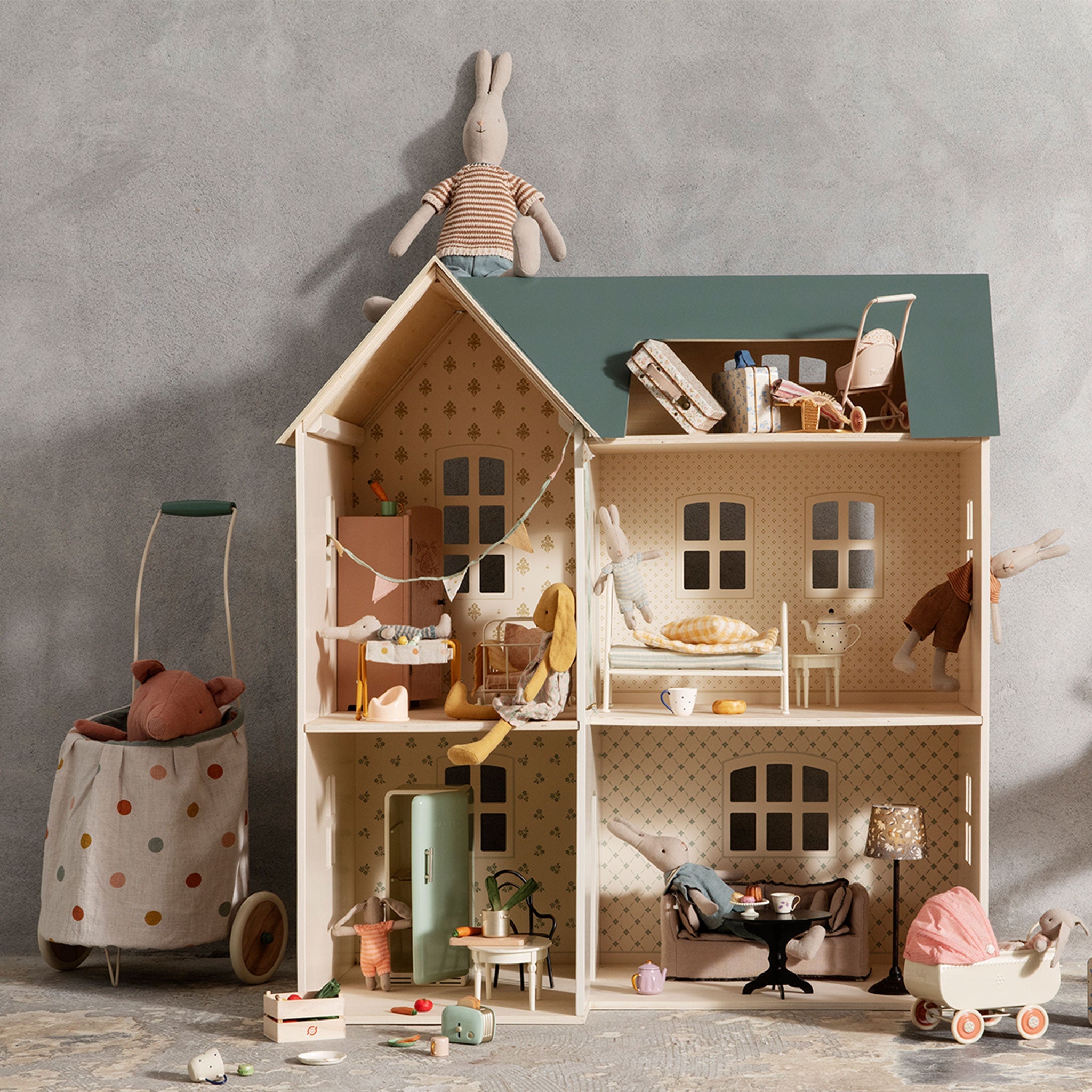 Dollhouses & Play Sets