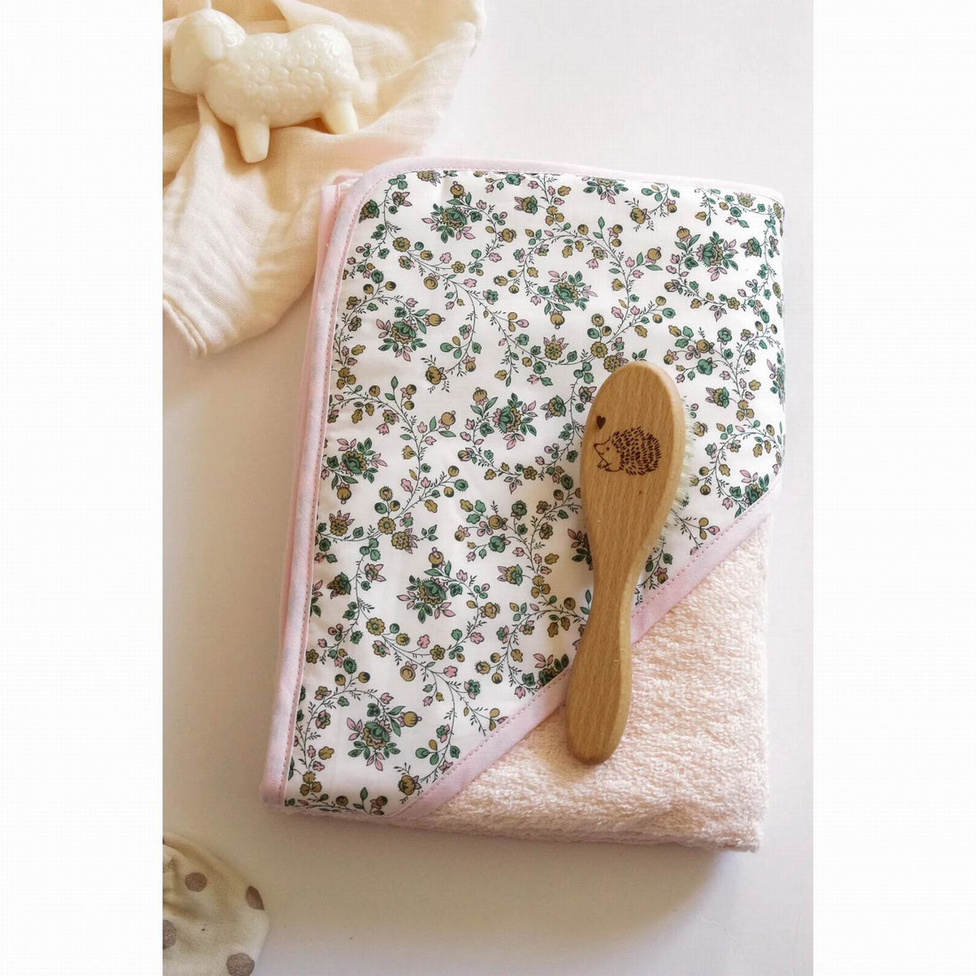 barnabe-aime-le-caf-bath-towel-lison-79-x-79-cm-baby-nursery-clothing-wear-fashion-barn-cabain-lison-02
