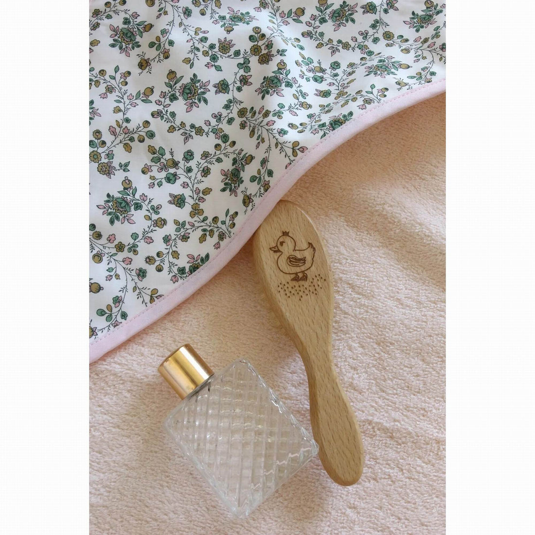 barnabe-aime-le-caf-bath-towel-lison-79-x-79-cm-baby-nursery-clothing-wear-fashion-barn-cabain-lison-03
