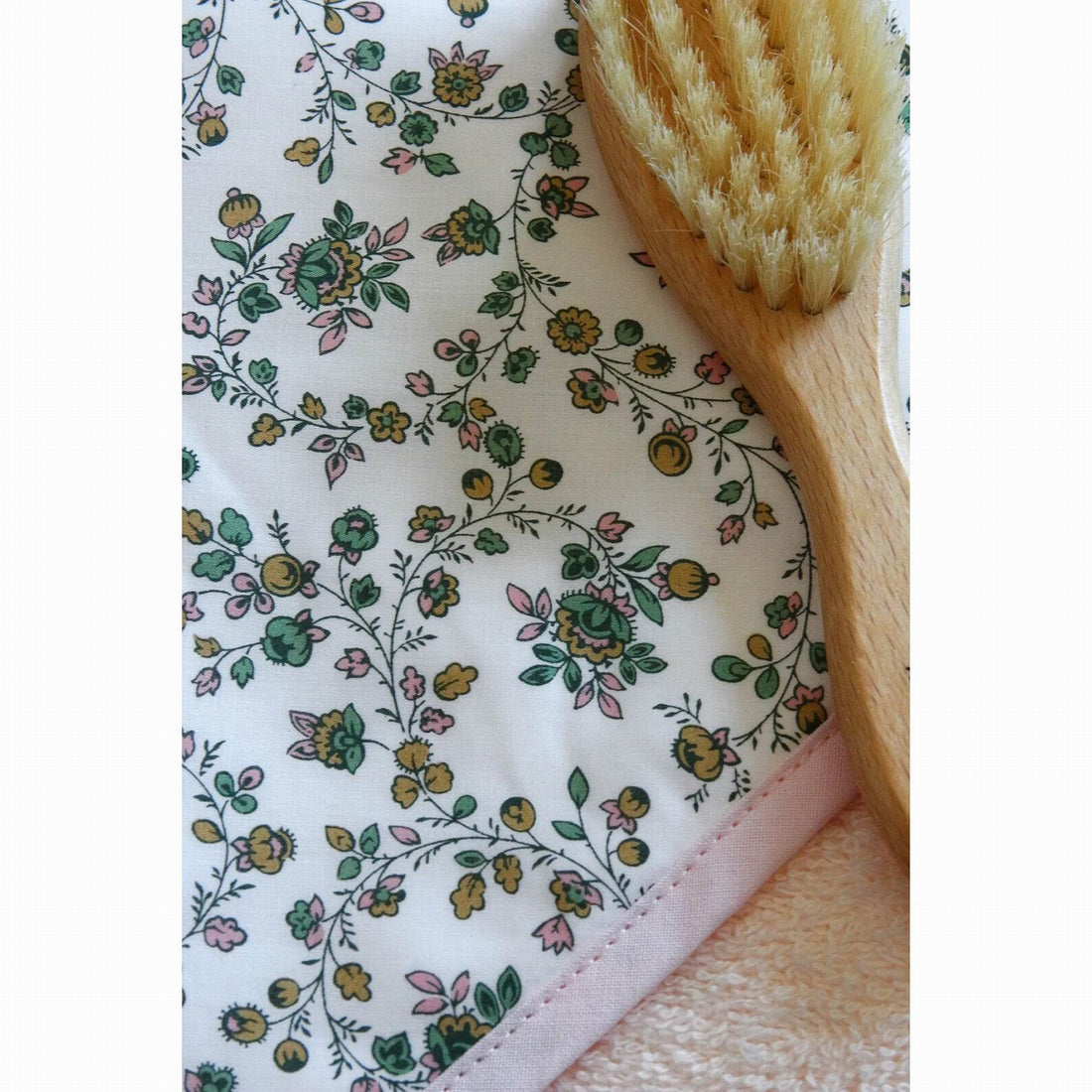 barnabe-aime-le-caf-bath-towel-lison-79-x-79-cm-baby-nursery-clothing-wear-fashion-barn-cabain-lison-04