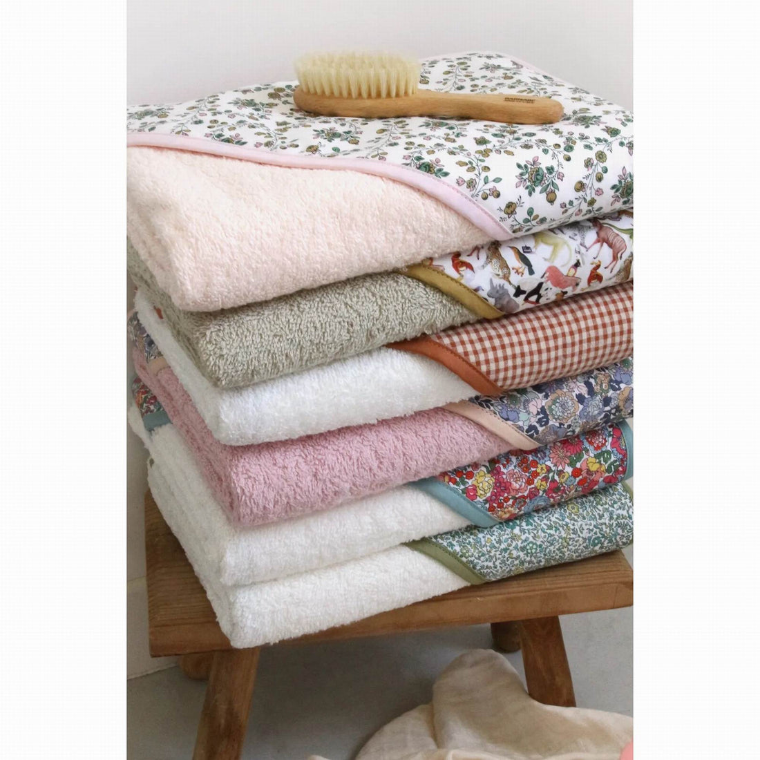 barnabe-aime-le-caf-bath-towel-lison-79-x-79-cm-baby-nursery-clothing-wear-fashion-barn-cabain-lison-06