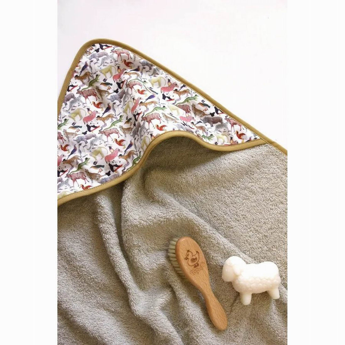barnabe-aime-le-caf-bath-towel-victor-79x79cm-baby-nursery-clothing-wear-fashion-barn-cabain-victor-03