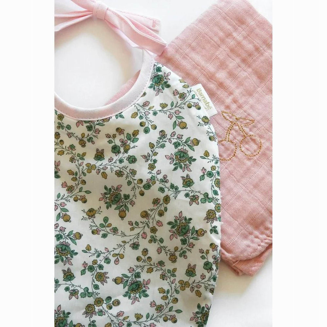 barnabe-aime-le-caf-bib-lison-22-x-29-cm-baby-nursery-barn-babo-lison-02