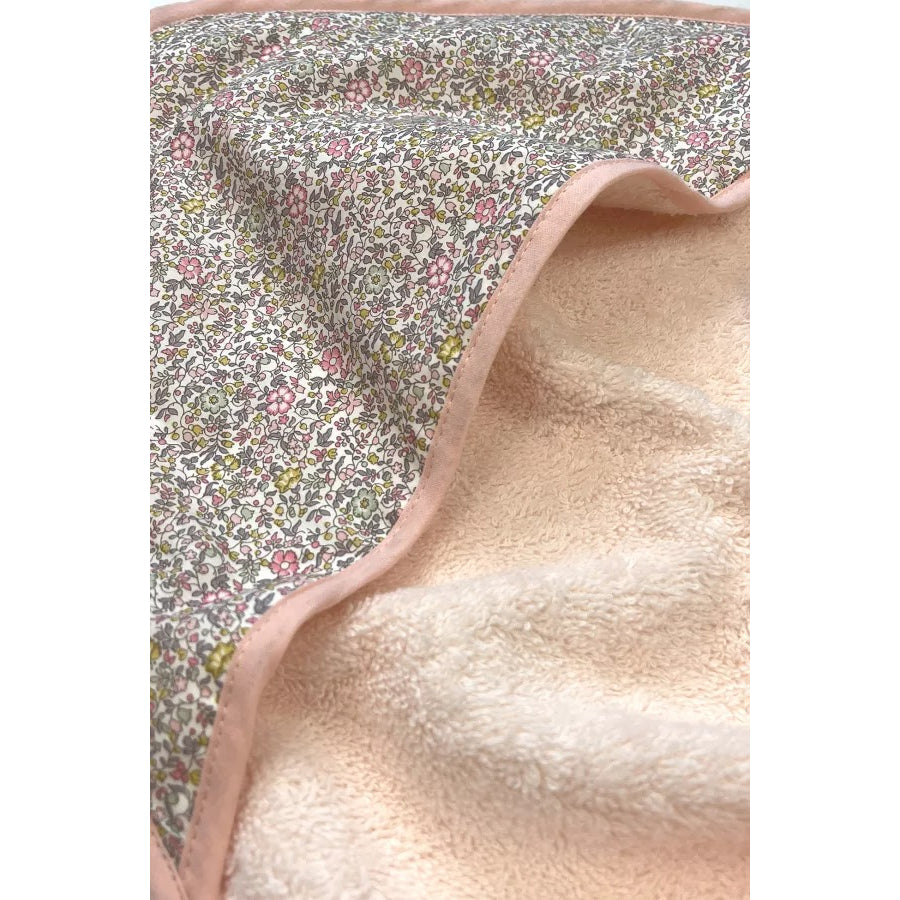 barnabe-aime-le-café-bath-towel-juliette-2025-79x79cm-barn-cabain-juliette2025