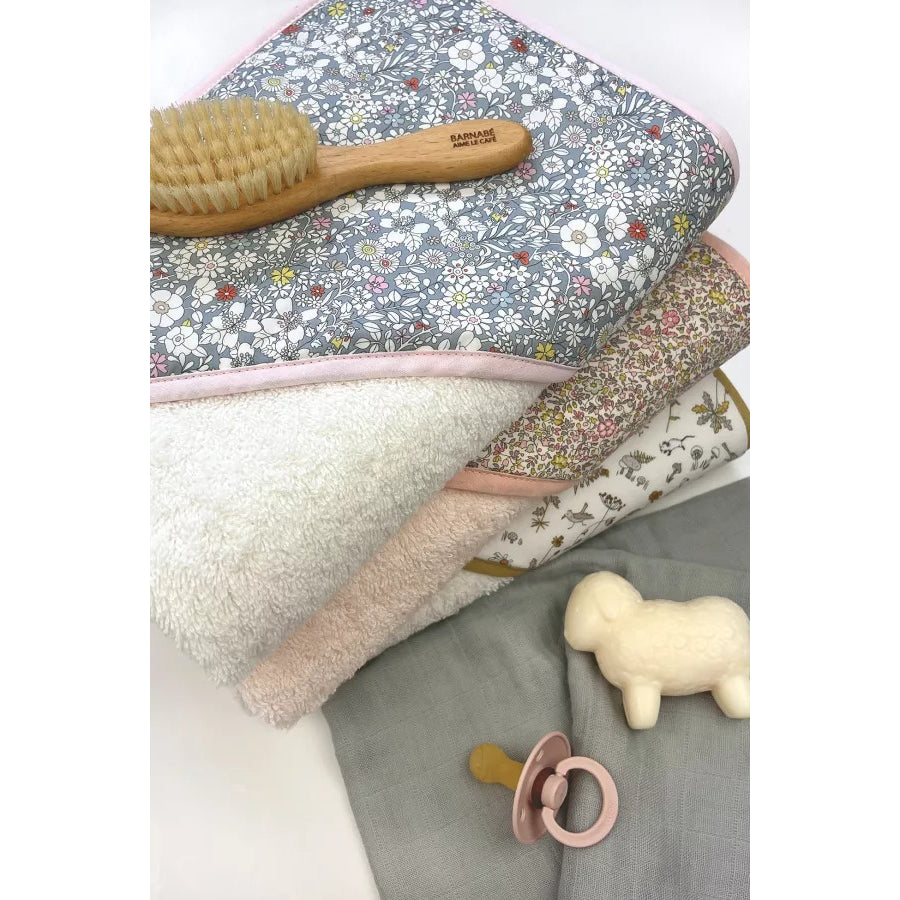 barnabe-aime-le-café-bath-towel-juliette-2025-79x79cm-barn-cabain-juliette2025