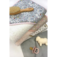 barnabe-aime-le-café-bath-towel-juliette-2025-79x79cm-barn-cabain-juliette2025