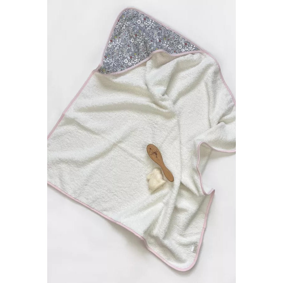 barnabe-aime-le-café-bath-towel-katie-2025-79x79cm-barn-cabain-katie2025