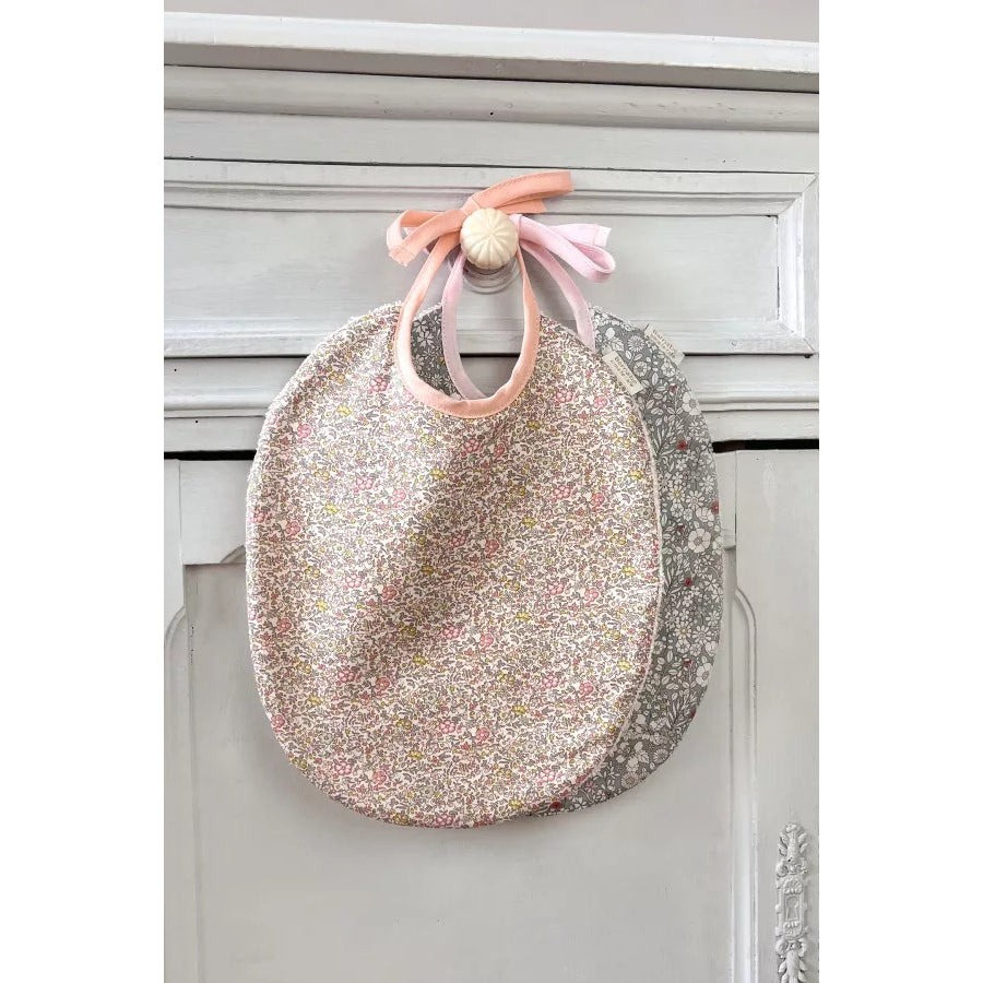 barnabe-aime-le-café-bib-juliette-2025-22x29cm-barn-babo-juliette2025