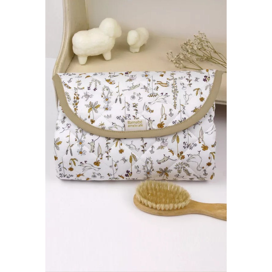 barnabe-aime-le-café-changing-mat-camille-2025-67x42cm-barn-mat-camille2025