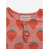 bobo-choses-strawberry-all-over-woven-playsuit-bobo-s22-122ab042-12-18m