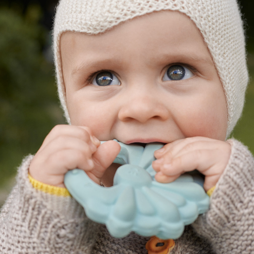 cam-cam-copenhagen-flower-teether-petroleum-cam-1035-03