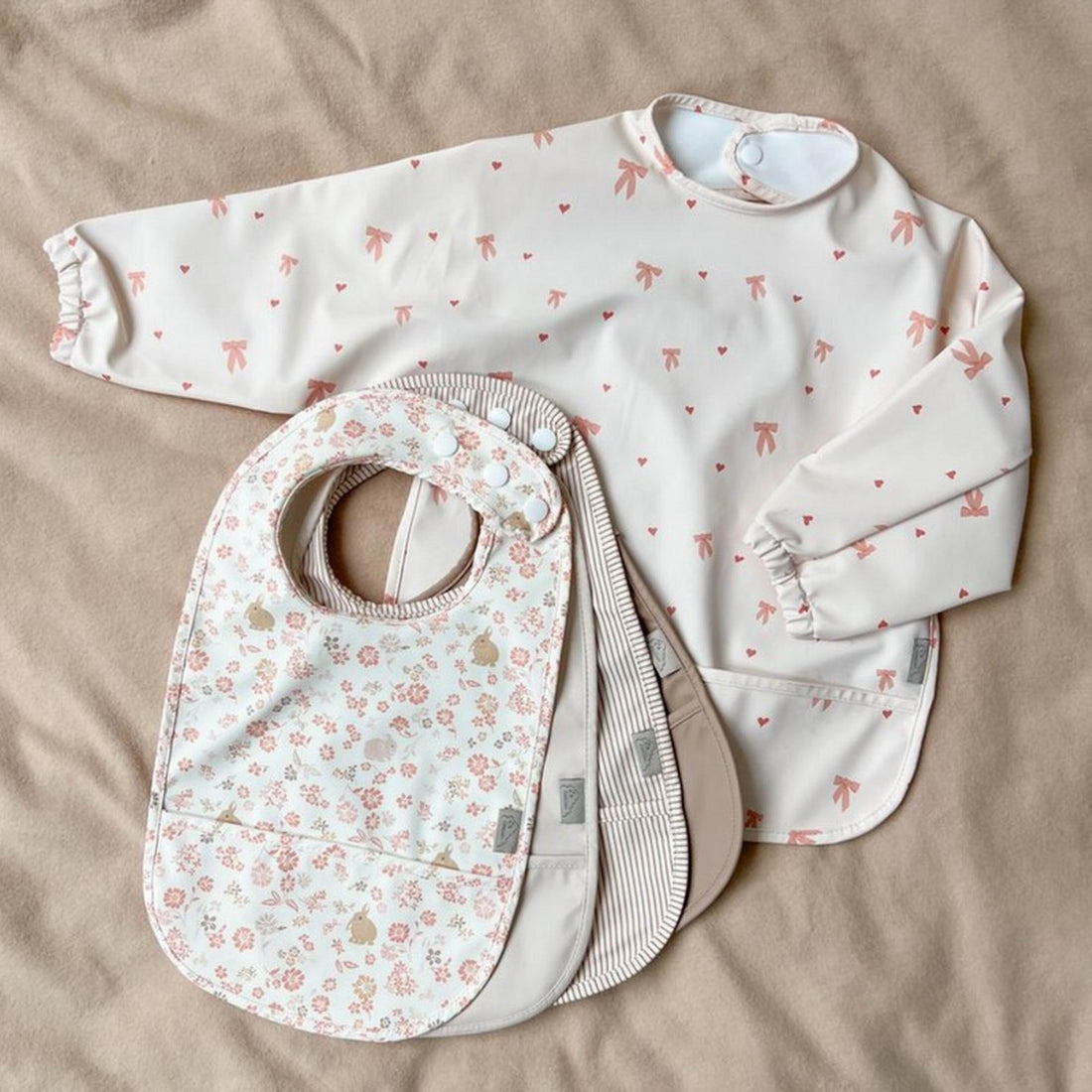 cam-cam-copenhagen-sleeved-bib-bows-baby-nursery-cam-924-p93-03