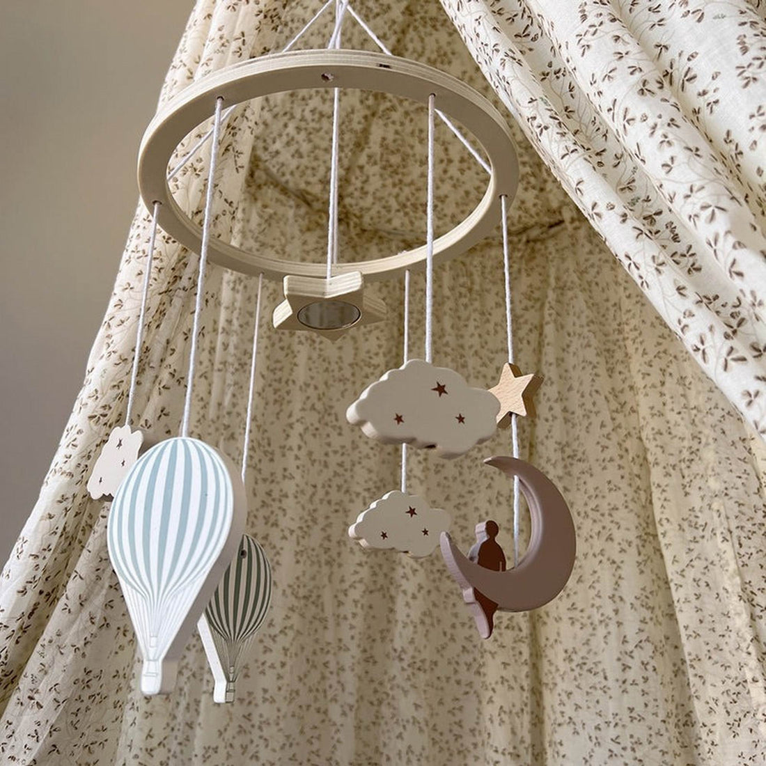 cam-cam-copenhagen-wooden-mobile-fsc-100-dreamland-baby-nursery-cam-1301-p84-03