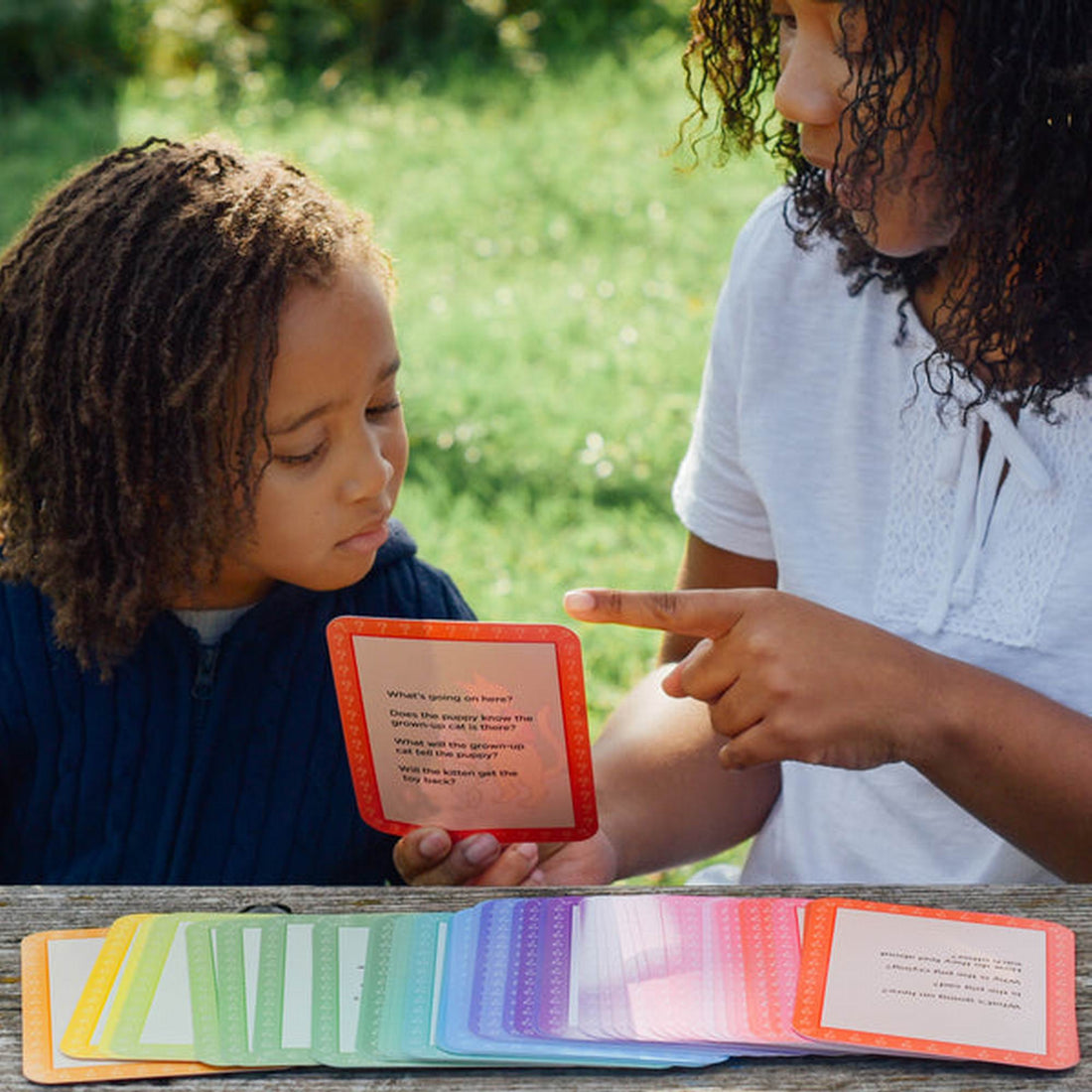 eeboo-what-s-going-on-here-conversation-cards-new-packaging-play-toy-eebo-flwgo-04