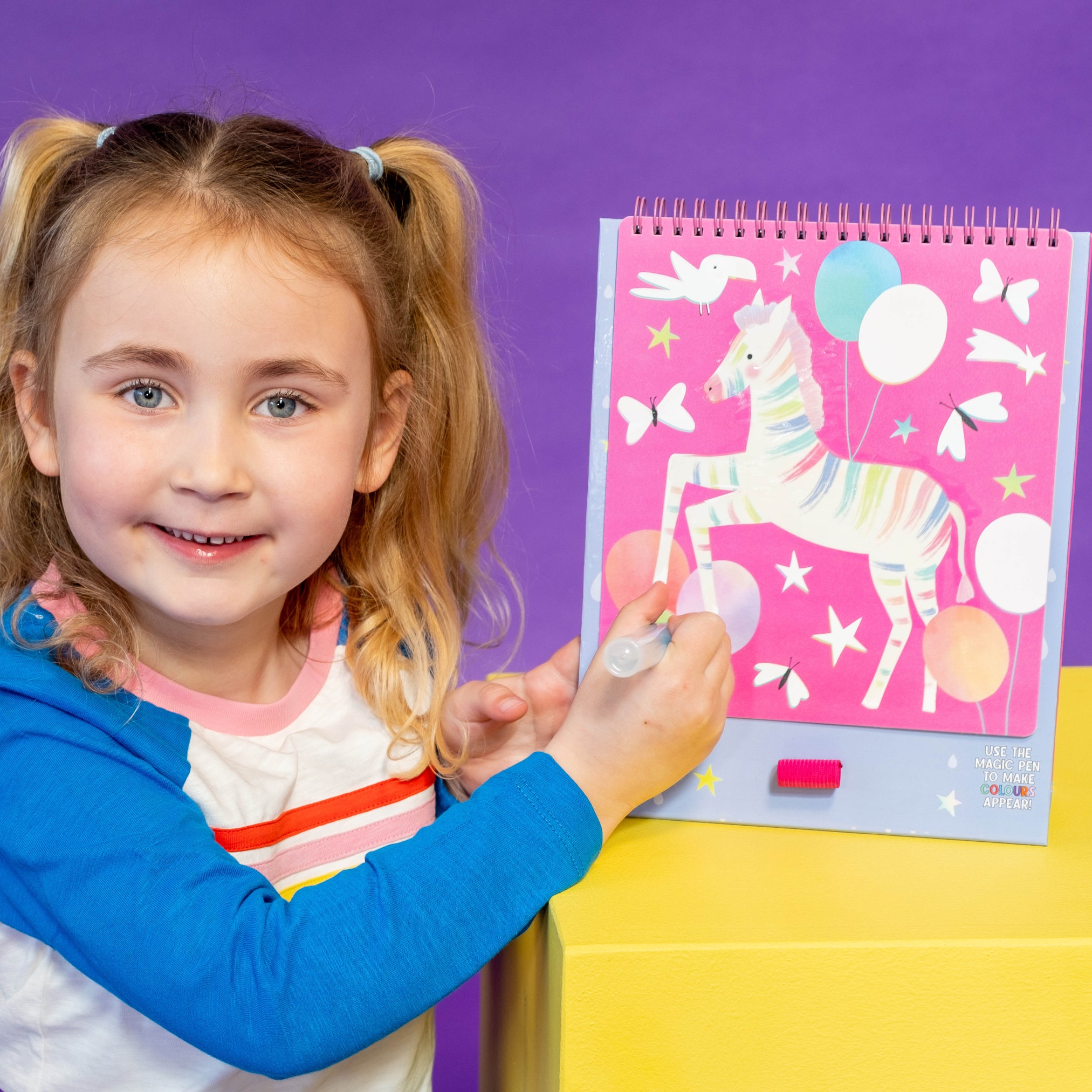 floss-&-rock-magic-colour-changing-watercard-easel-and-pen-fantasy-flor-47p5933