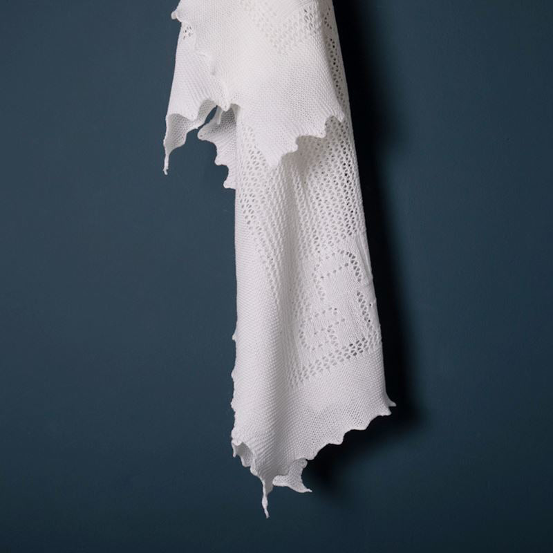 g-h-hurt-&-son-teddy-alphabet-baby-shawl-white-ghhs-cw128x