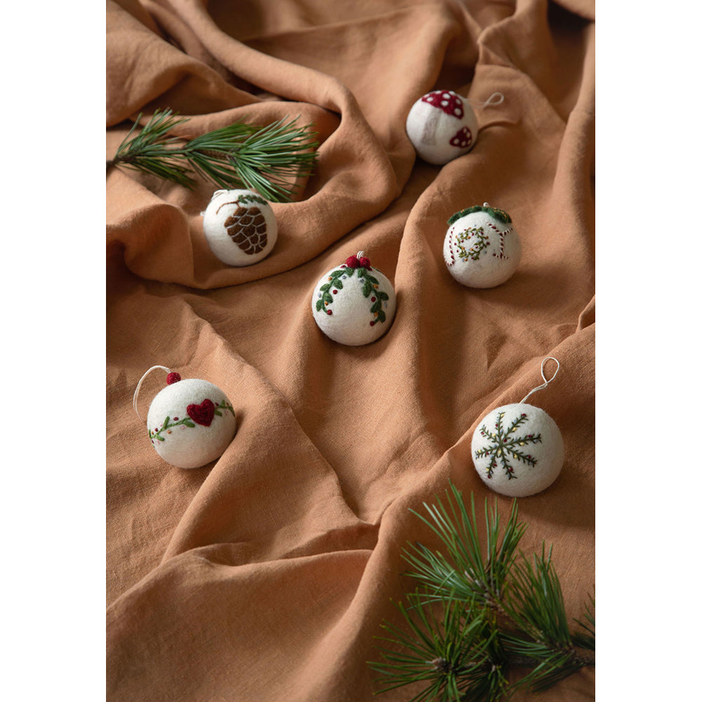 gry-sif-christmas-bauble-white-w-garland-6cm