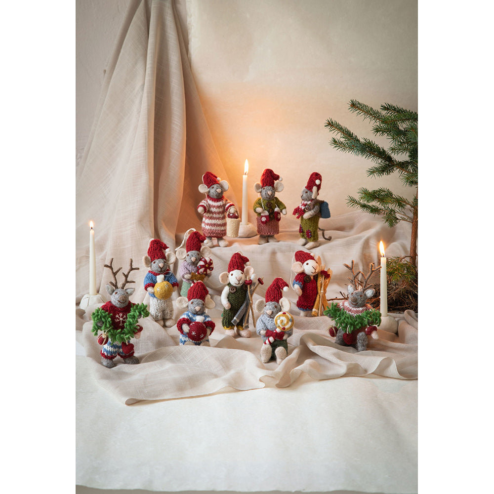 gry-sif-small-grey-girly-deer-w-garland-12cm