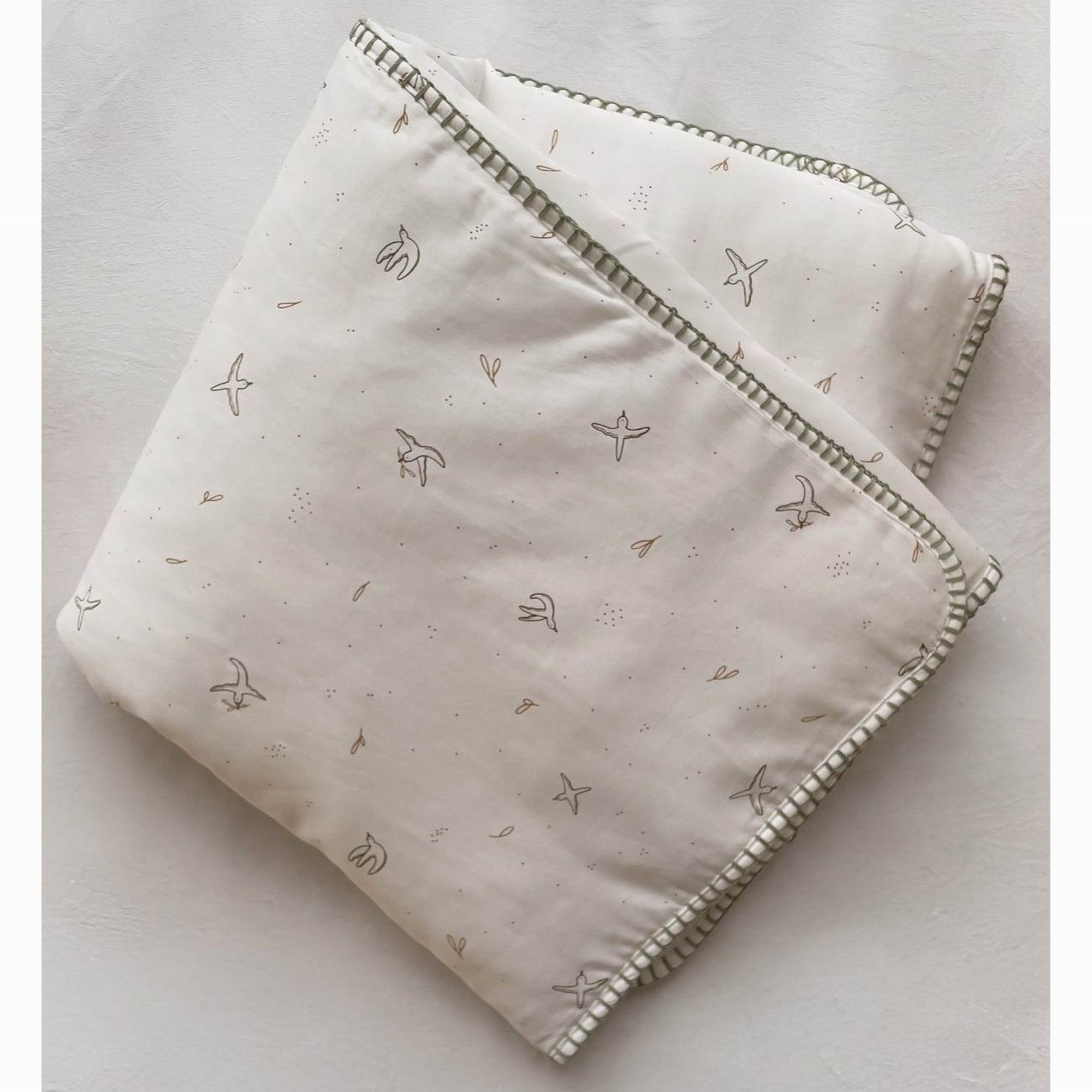 kadolis-quilted-baby-blanket-l-envol-e-cypress-green-baby-nursery-kado-couv75100envcyp-02