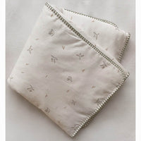 kadolis-quilted-baby-blanket-l-envol-e-cypress-green-baby-nursery-kado-couv75100envcyp-02