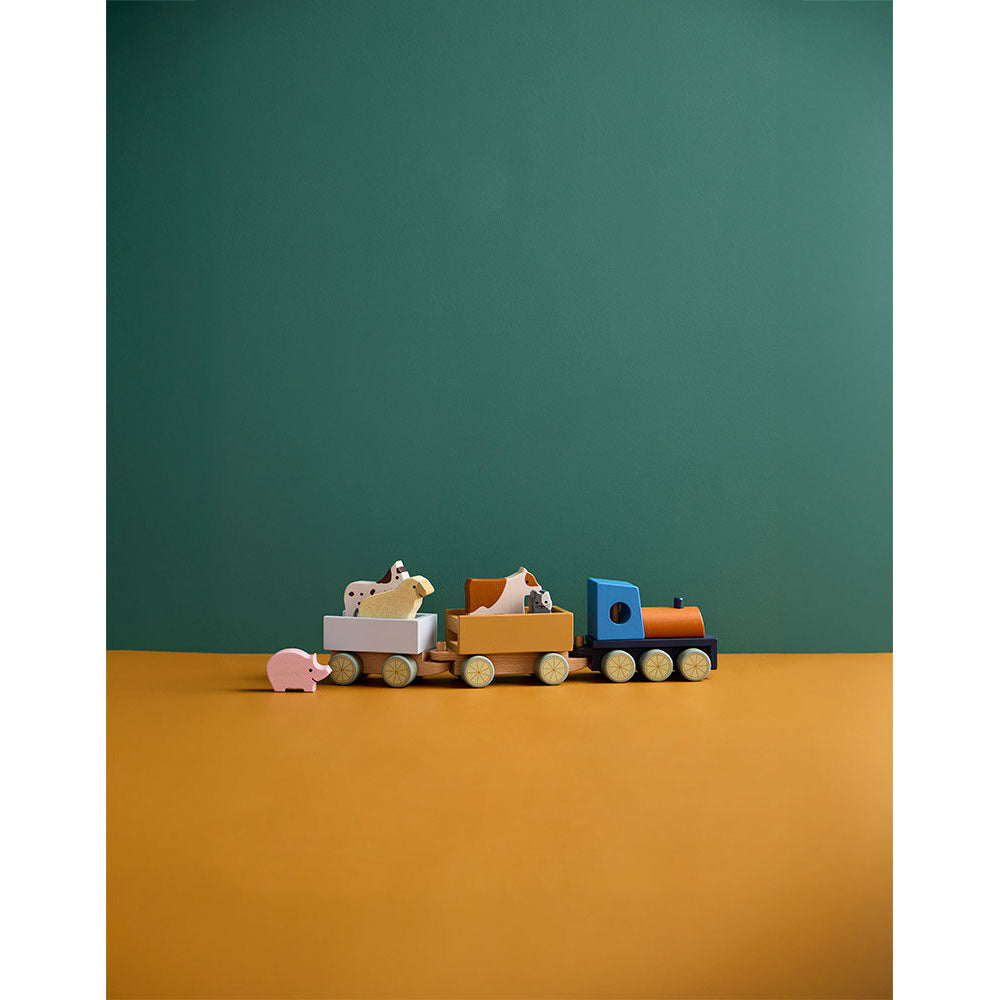 kids-concept-farm-animal-train