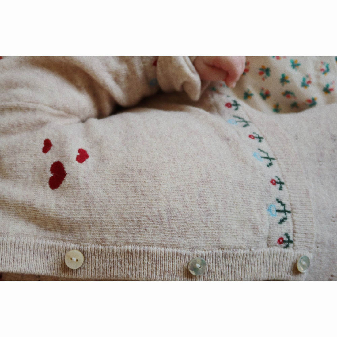 konges-sl-jd-eli-knit-cardigan-off-white-melange-clothing-wear-fashion-kong-w24ks101493-qwm-12m-04