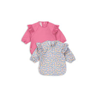 konges-sløjd-2-pack-dinner-bib-with-sleeves-and-frill-fleur-rosierchateau-rose-kong-w25ks103633-frcr-6-12m