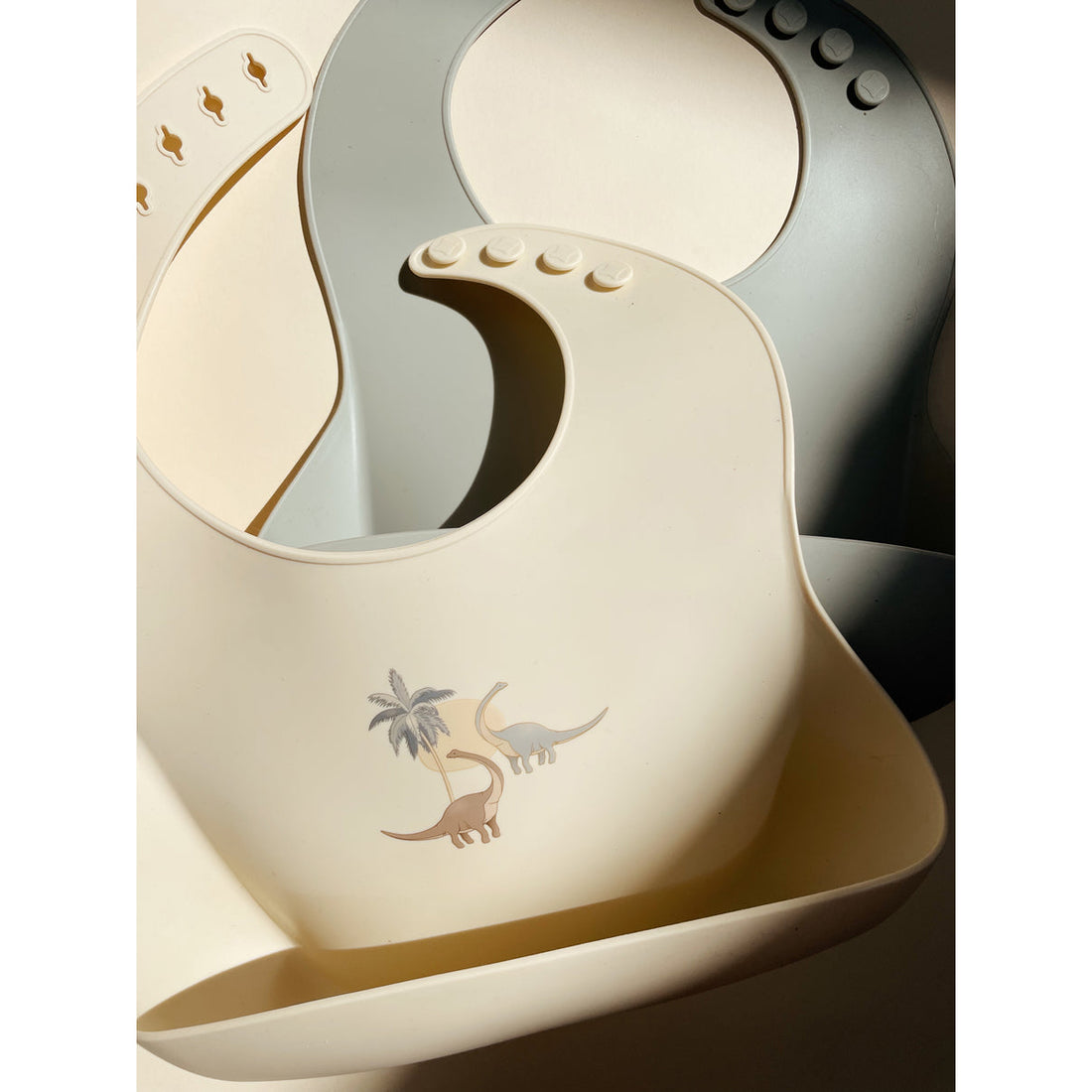 konges-sløjd-2-pack-silicone-bib-dino-os-kong-s24ks100026-dino-os