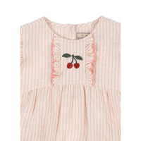 konges-sløjd-ellie-frill-romper-gots-peony-stripe-kong-s25ks103066-ps-3m