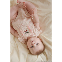 konges-sløjd-ellie-frill-romper-gots-peony-stripe-kong-s25ks103066-ps-3m