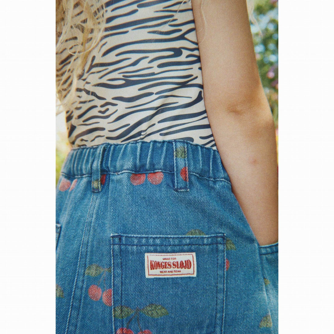 konges-slojd-magot-printed-skirt-gots-ma-grande-cerise-denim-kong-s26ks105610-mgcd-2y-06