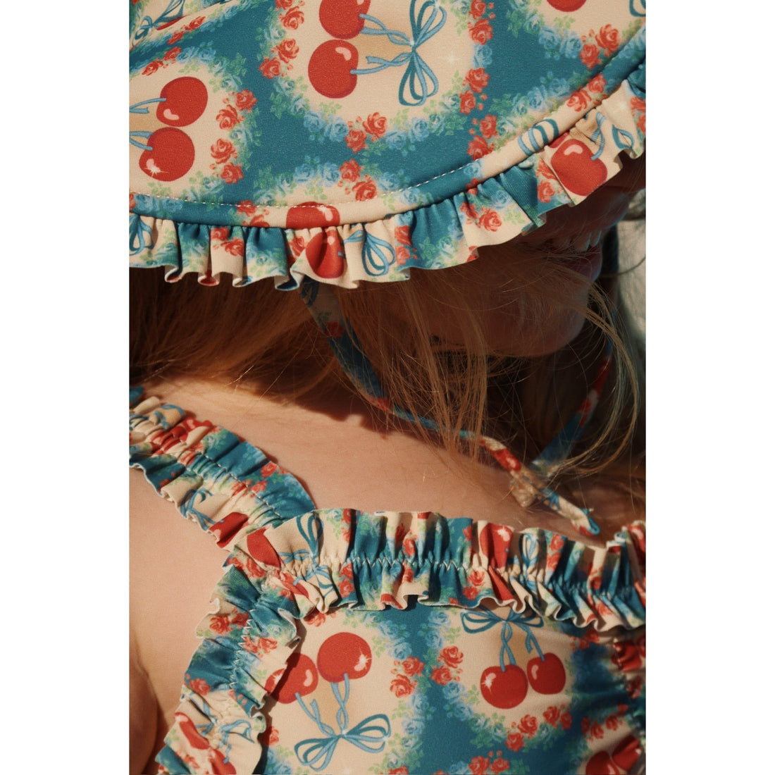 konges-sløjd-maya-swim-hat-grs-cherry-bow-blue-kong-s25ks102679-cbb-2-4y