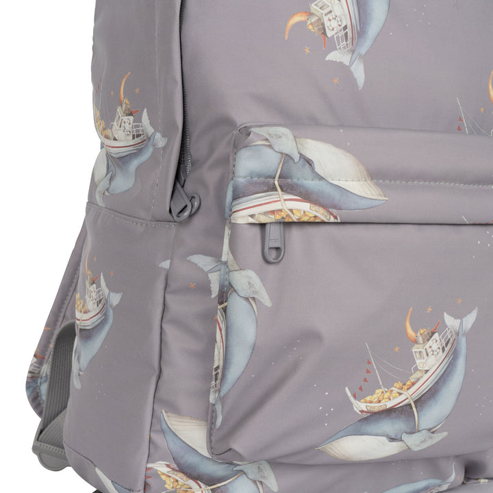 konges-slojd-rainy-kids-backpack-junior-whale-boat-kong-s23ks4234-wb